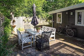 Outdoor dining - Classic timber cottage close to forest and beach (Frederiksværk)