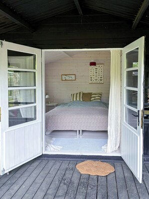 4 bedrooms, desk, free WiFi - Classic timber cottage close to forest and beach (Frederiksværk)