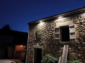 A stone building with a rustic exterior, a wooden door, and a small window. - Vacation home (Groléjac)