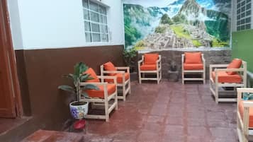 Habitación básica doble, patio, vista al patio | Interior