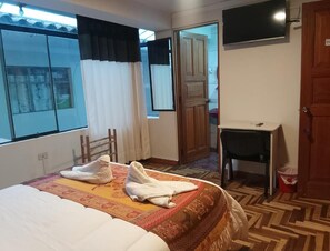 Doppia Basic, patio, vista cortile | Una scrivania, postazione laptop, insonorizzazione, Wi-Fi gratuito