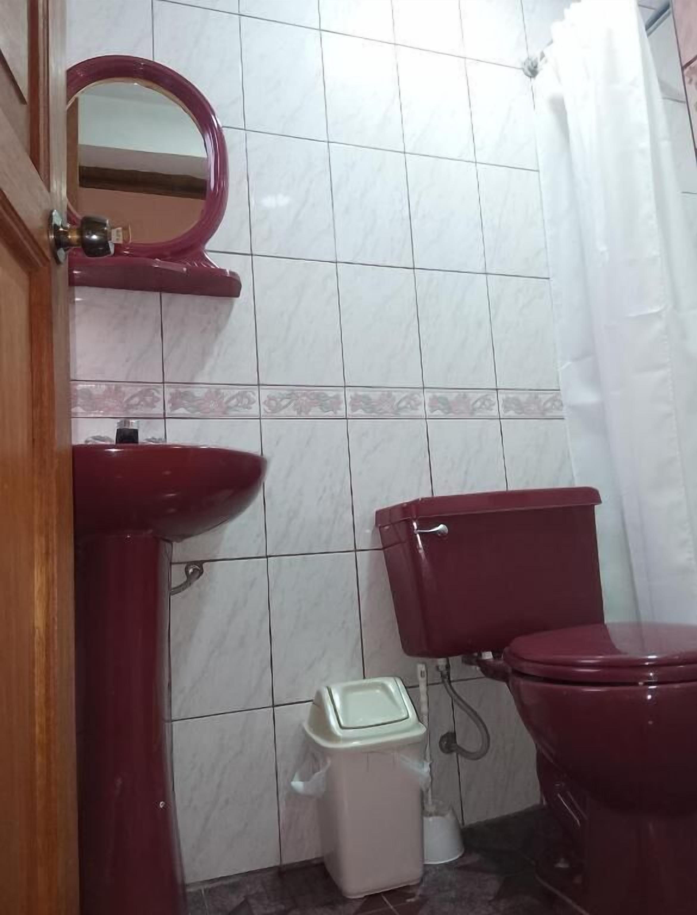 Chambre Double, patio, vue cour intérieure | Salle de bain | Articles de toilette gratuits, sèche-cheveux, serviettes fournies, savon
