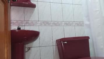 Chambre Double, patio, vue cour intérieure | Salle de bain | Articles de toilette gratuits, sèche-cheveux, serviettes fournies, savon