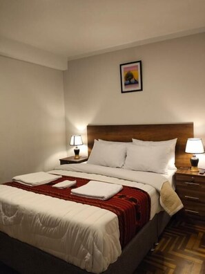 Doppia Basic, patio, vista cortile | Una scrivania, postazione laptop, insonorizzazione, Wi-Fi gratuito