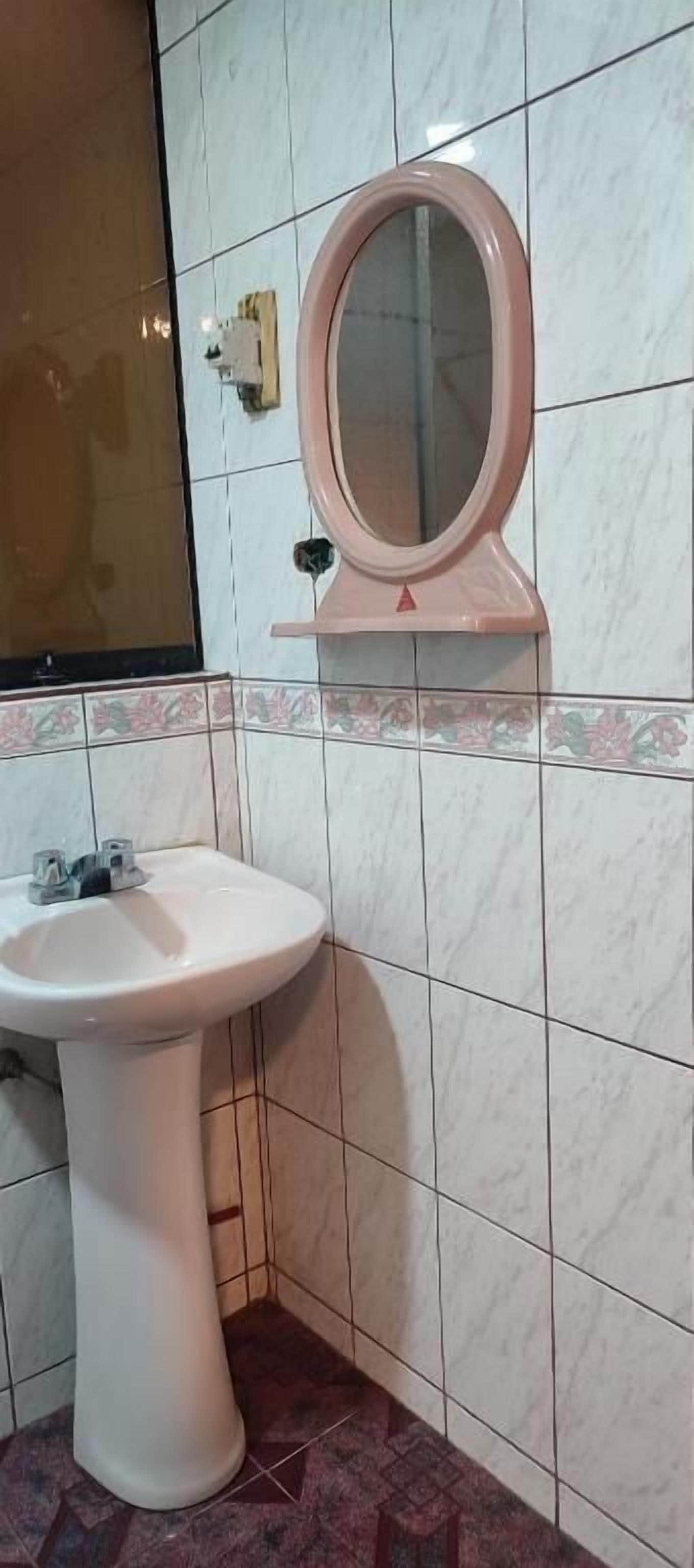 Doppia Basic, patio, vista cortile | Bagno | Set di cortesia gratuito, asciugacapelli, asciugamani, sapone