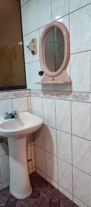 Basic Double Room, Patio, Courtyard View | Bathroom | Free toiletries, hair dryer, towels, soap - Tupac Yupanqui House (Cusco)