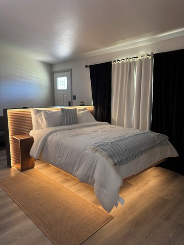 Welcoming 1-bedroom apartment with AC in central Merced Ashluxeliving