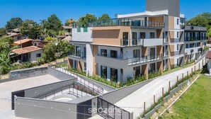 A multi-story building with balconies, a rooftop terrace, and a landscaped area. - Studio in Center of Rosa, Rooftop w/ Pool Rso0003 (Imbituba)