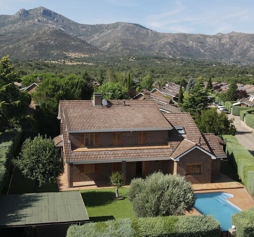 Private chalet with swimming pool and mountain views