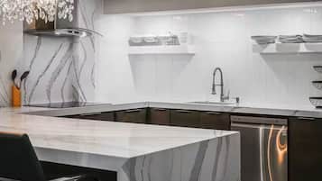 Fridge, microwave, stovetop, dishwasher