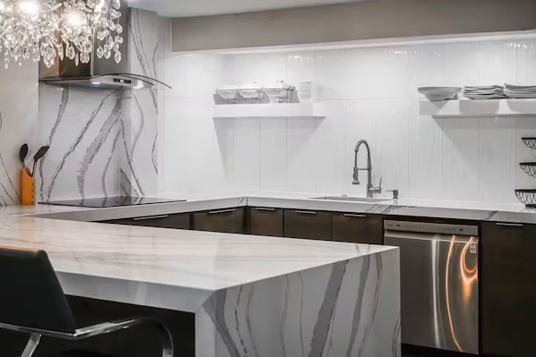 Fridge, microwave, stovetop, dishwasher