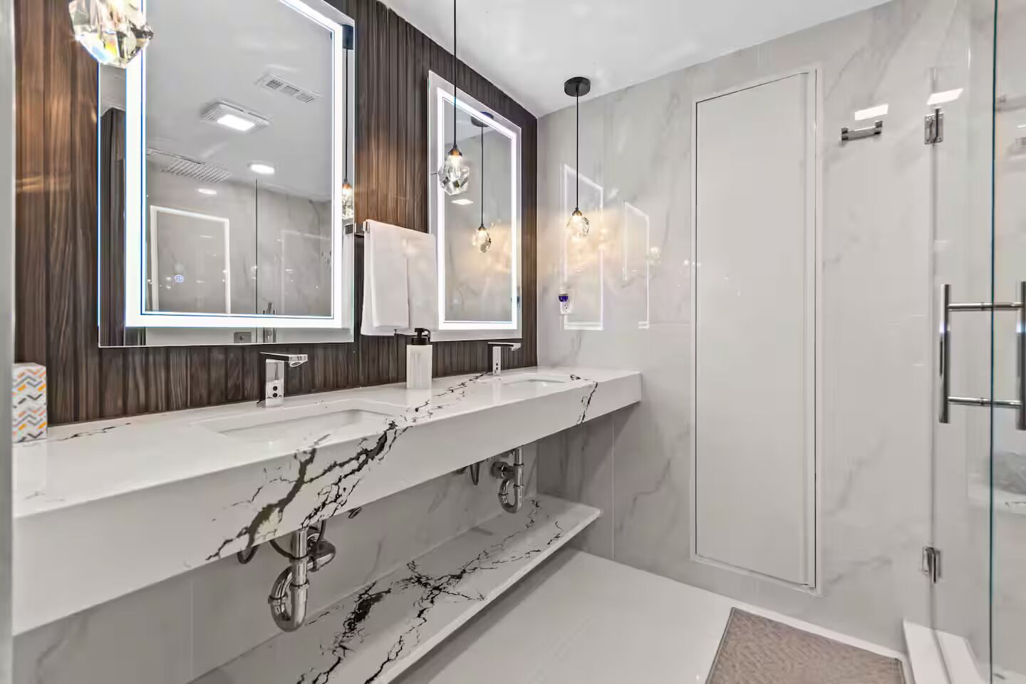 Douche, sèche-cheveux, bidet, serviettes fournies