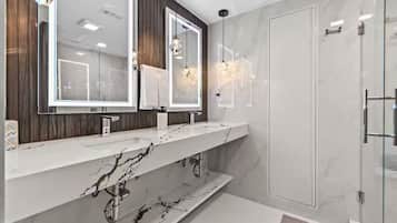 Douche, sèche-cheveux, bidet, serviettes fournies