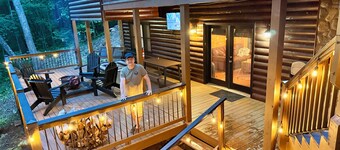 Romantic Creekside Cabin! Close to downtown•New Hot Tub Fire Pit•Game Room