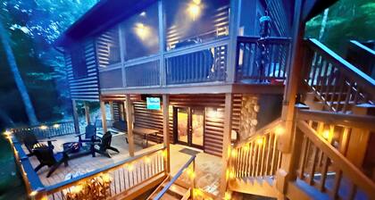 Romantic Creekside Cabin! Close to downtown•New Hot Tub • Fire Pit•Game Room