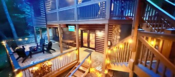 Romantic Creekside Cabin! Close to downtown•New Hot Tub • Fire Pit•Game Room
