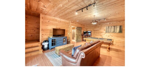 Game room - Beautifully updated Cabin! Close to Downtown BR • Hot Tub •Fire Pit • Arcade! (Blue Ridge)