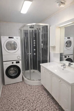 Hair dryer, towels, toilet paper - Vrbo Property (Finnmark)