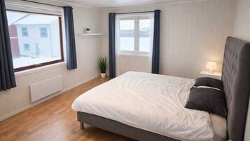 3 bedrooms, iron/ironing board, WiFi, bed sheets