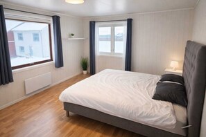 Tabla de planchar con plancha, wifi y ropa de cama 