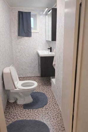 Secadora de cabello, toallas, papel de baño 