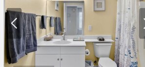 Haartrockner, Handtücher, Seife, Toilettenpapier