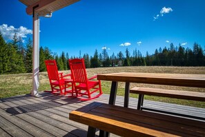 Outdoor dining - Little Red Hog Haven (Sagle)