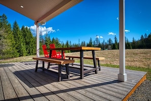 Outdoor dining - Little Red Hog Haven (Sagle)