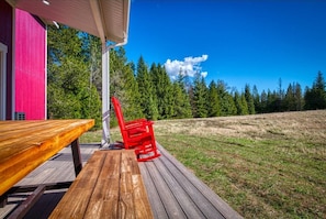 Outdoor dining - Little Red Hog Haven (Sagle)
