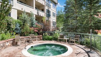 Condo, 1 très grand lit (Borders Lodge U204 1BD Beaver Creek S) | Baignoire à remous extérieure