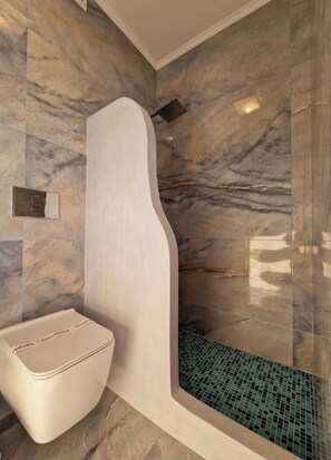 Apartamento, vista para o mar | Banheiro | Produtos de toalete grátis, secador de cabelo, chinelos 
