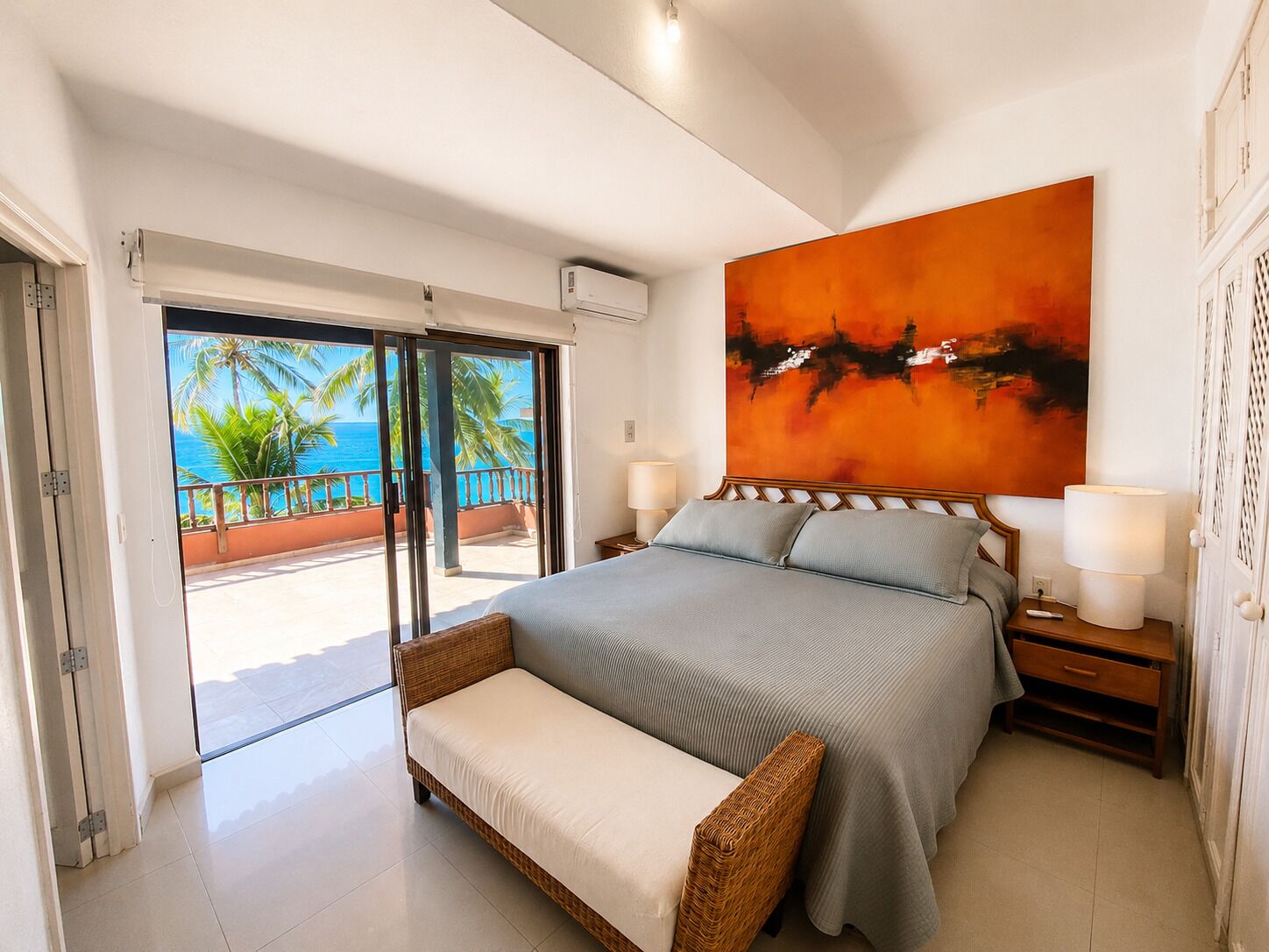 Habitación básica, balcón, vista al mar | Escritorio, cortinas blackout y tabla de planchar con plancha 