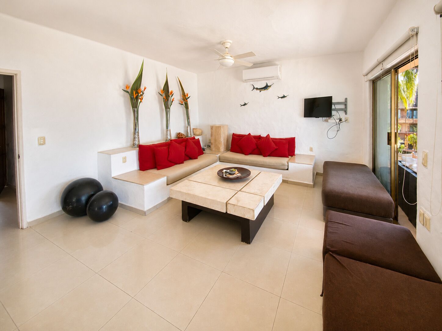 Habitación básica, balcón, vista al mar | Sala de estar | Televisión de pantalla plana de 127 pulgadas con canales digitales 