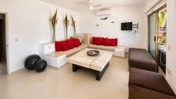 Habitación básica, balcón, vista al mar | Sala de estar | Televisión de pantalla plana de 127 pulgadas con canales digitales