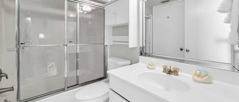 Condo, varias camas (Dunes of Panama 904E) | Baño
