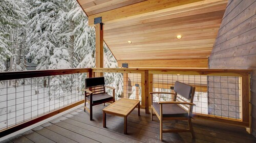 Modern Luxury Chalet w/ hot tub and sauna