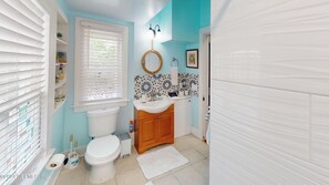 Towels, toilet paper - Peaceful 2-bedroom apartment..in charming Old St. Augustine Lofty Treetop" (St. Augustine)