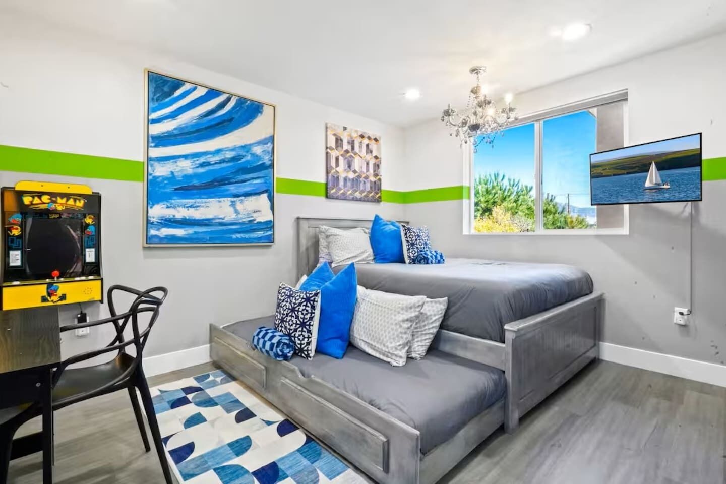 Desk, iron/ironing board, WiFi, bed sheets