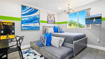 Desk, iron/ironing board, WiFi, bed sheets