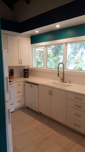 Private kitchen - Aloha Hideaways- Palm Retreat A (Princeville)