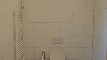 Douche, séchoir à cheveux, serviettes fournies, papier de toilette