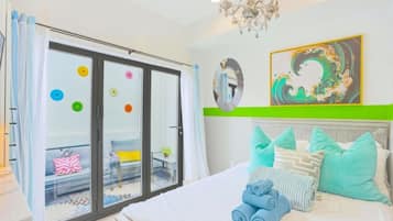 Tabla de planchar con plancha, wifi y ropa de cama