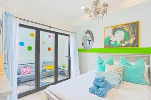 Tabla de planchar con plancha, wifi, ropa de cama