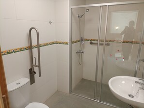 Shower, hair dryer, towels, soap - Hotel GR (Tobarra)