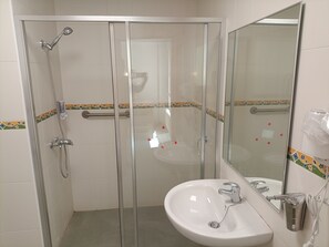 Shower, hair dryer, towels, soap - Hotel GR (Tobarra)