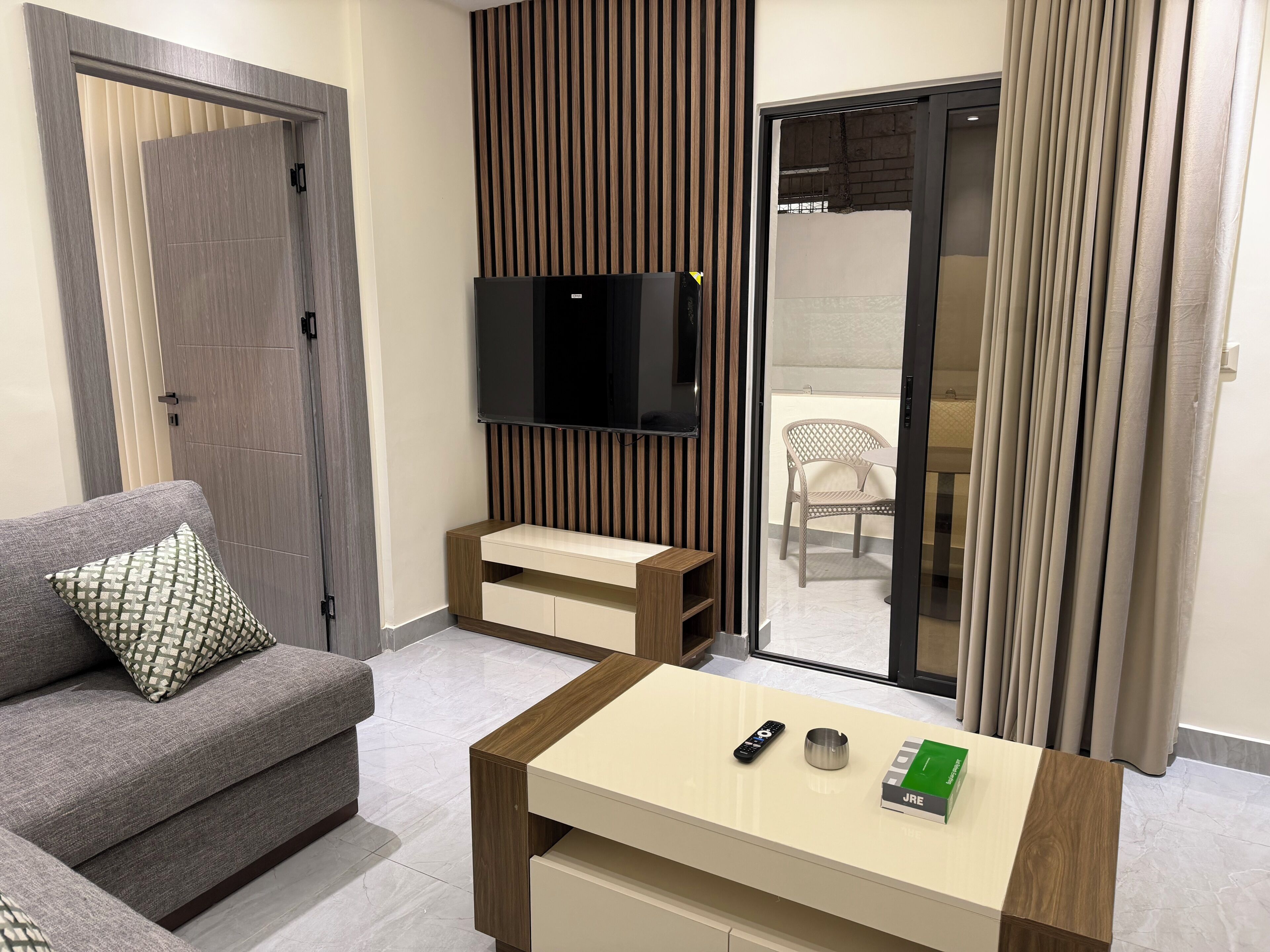 Apartment, 1 Bedroom, Accessible, Smoking | Living room