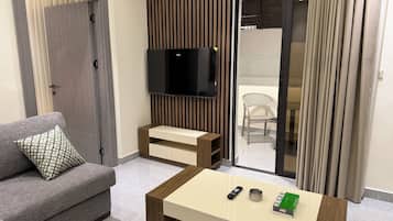 Apartment, 1 Bedroom, Accessible, Smoking | Living room