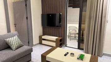 Apartment, 1 Bedroom, Accessible, Smoking | Living room