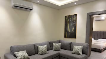 Apartment, 1 Bedroom, Accessible, Smoking | Living room