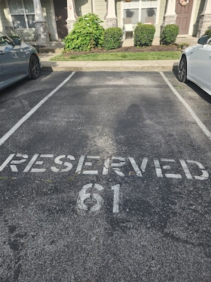 Ein Parkplatz mit der Aufschrift 'RESERVIERT 61'.